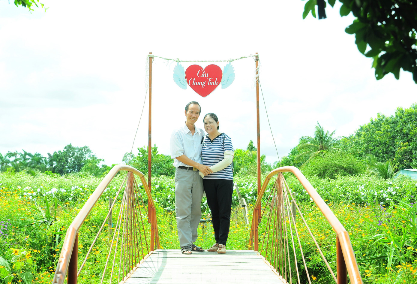 Những điểm check-in không chỉ thu hút những người trẻ. Những điểm check-in không chỉ thu hút những người trẻ.