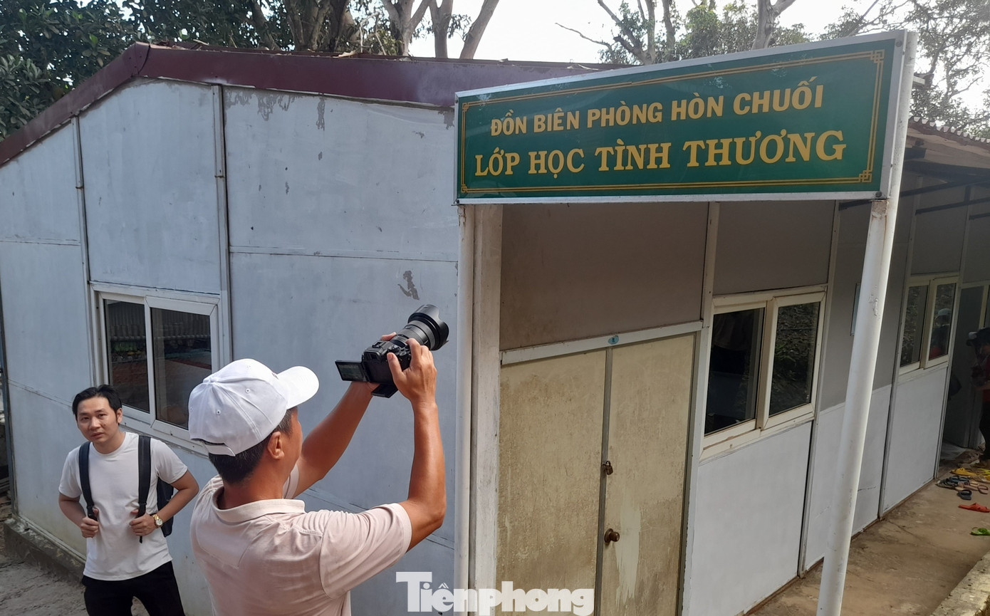 Tác nghiệp trên đảo Hòn Chuối (Cà Mau). Ảnh: CK Tác nghiệp trên đảo Hòn Chuối (Cà Mau). Ảnh: CK