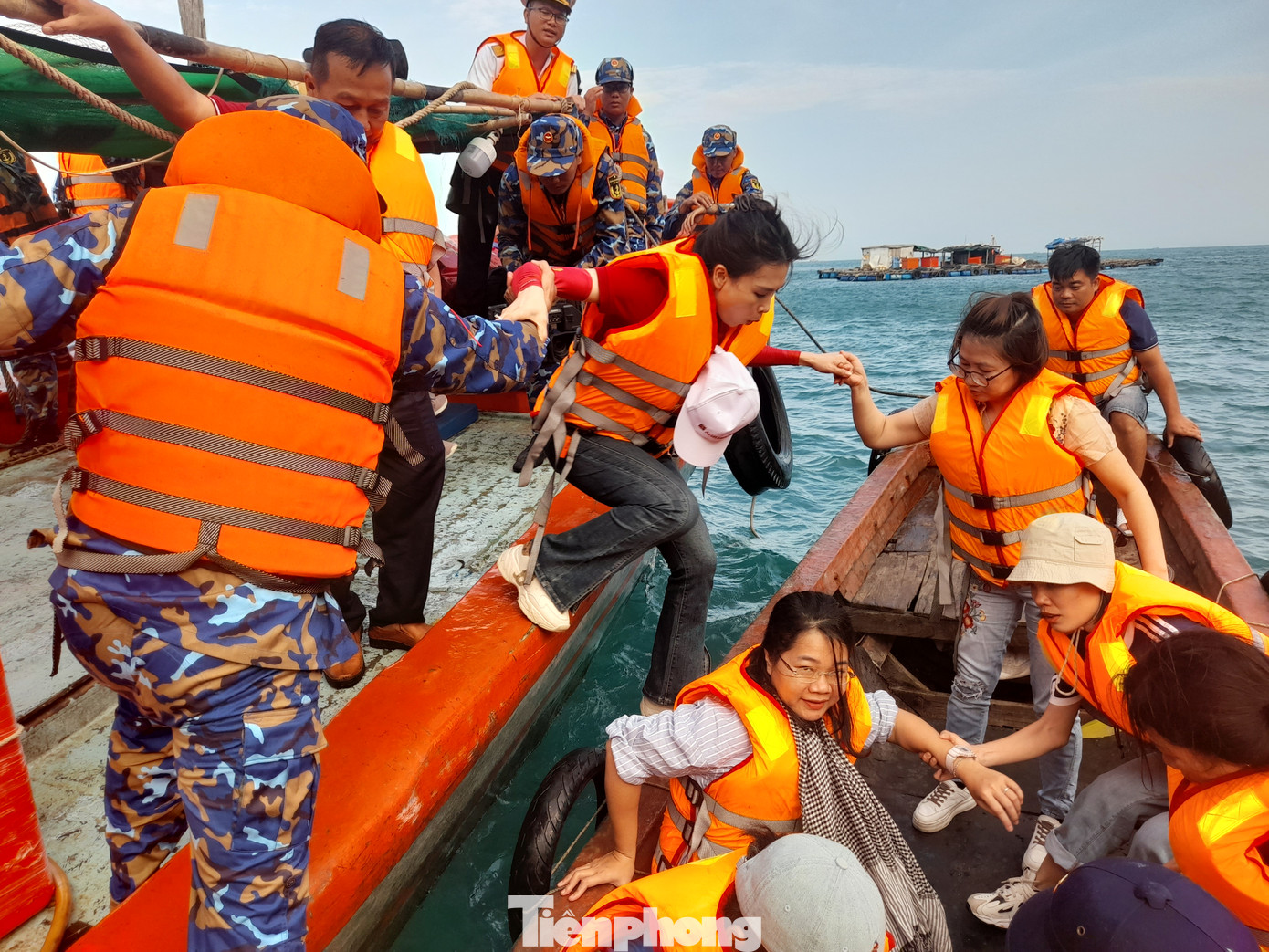 Đoàn phóng viên trong một chuyến hải trình thăm các đơn vị thuộc Vùng 5 Hải quân. Ảnh: CK Đoàn phóng viên trong một chuyến hải trình thăm các đơn vị thuộc Vùng 5 Hải quân. Ảnh: CK