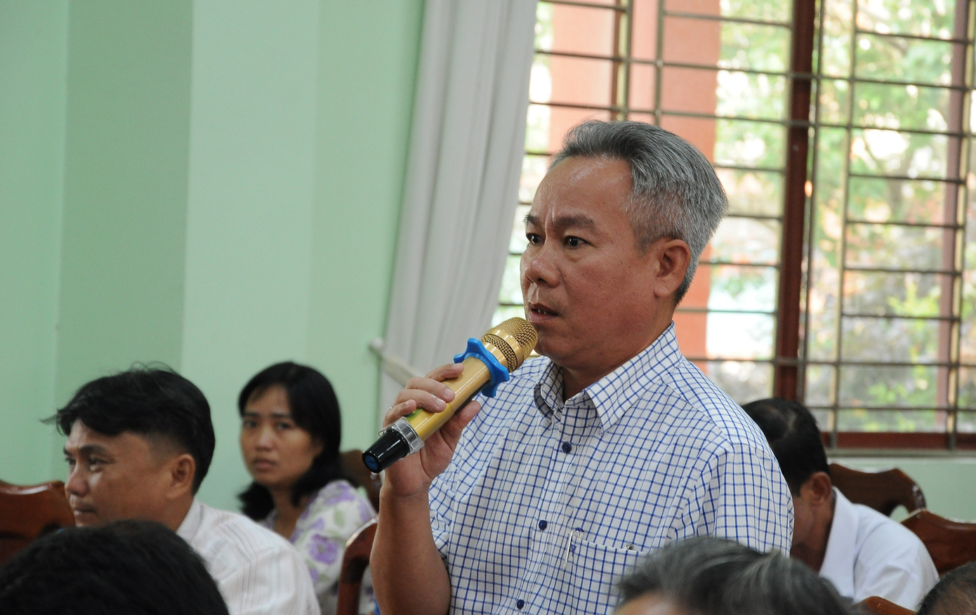 Cử tri nêu ý kiến tại hội nghị. Ảnh: CK. Cử tri nêu ý kiến tại hội nghị. Ảnh: CK.