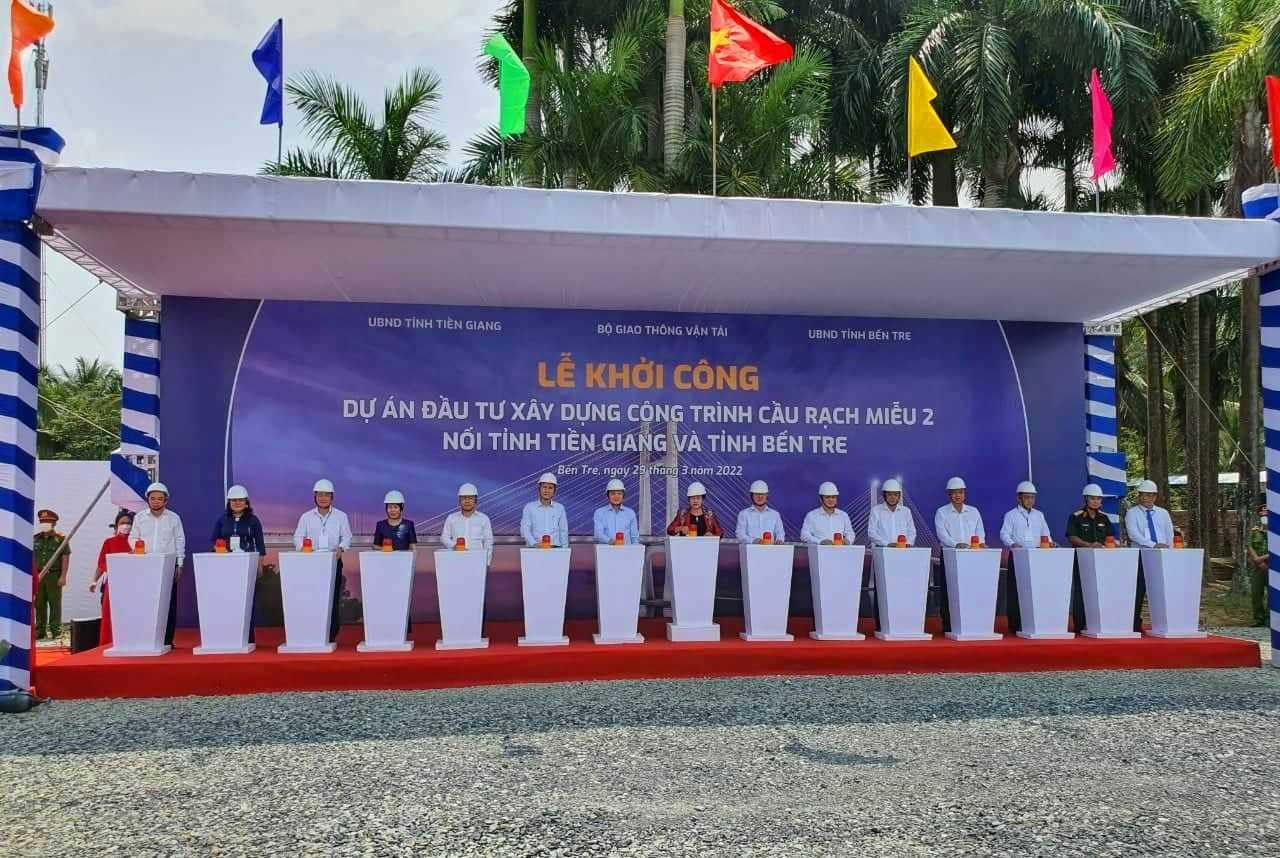 Đại biểu thực hiện nghi thức khởi công dự án.