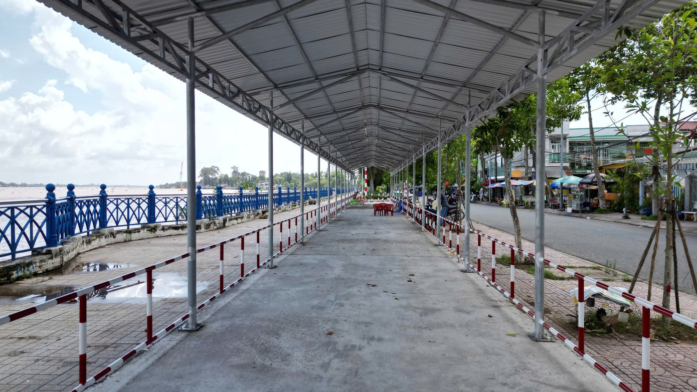 Khu vực nhà chờ tại bến phà tạm. Khu vực nhà chờ tại bến phà tạm.