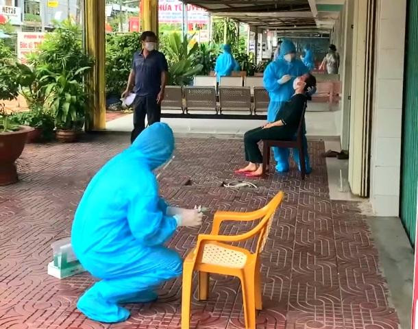 Đến tận nhà lấy mẫu xét nghiệm cho người dân tại thị xã Long Mỹ. Ảnh: Lý Anh Lam