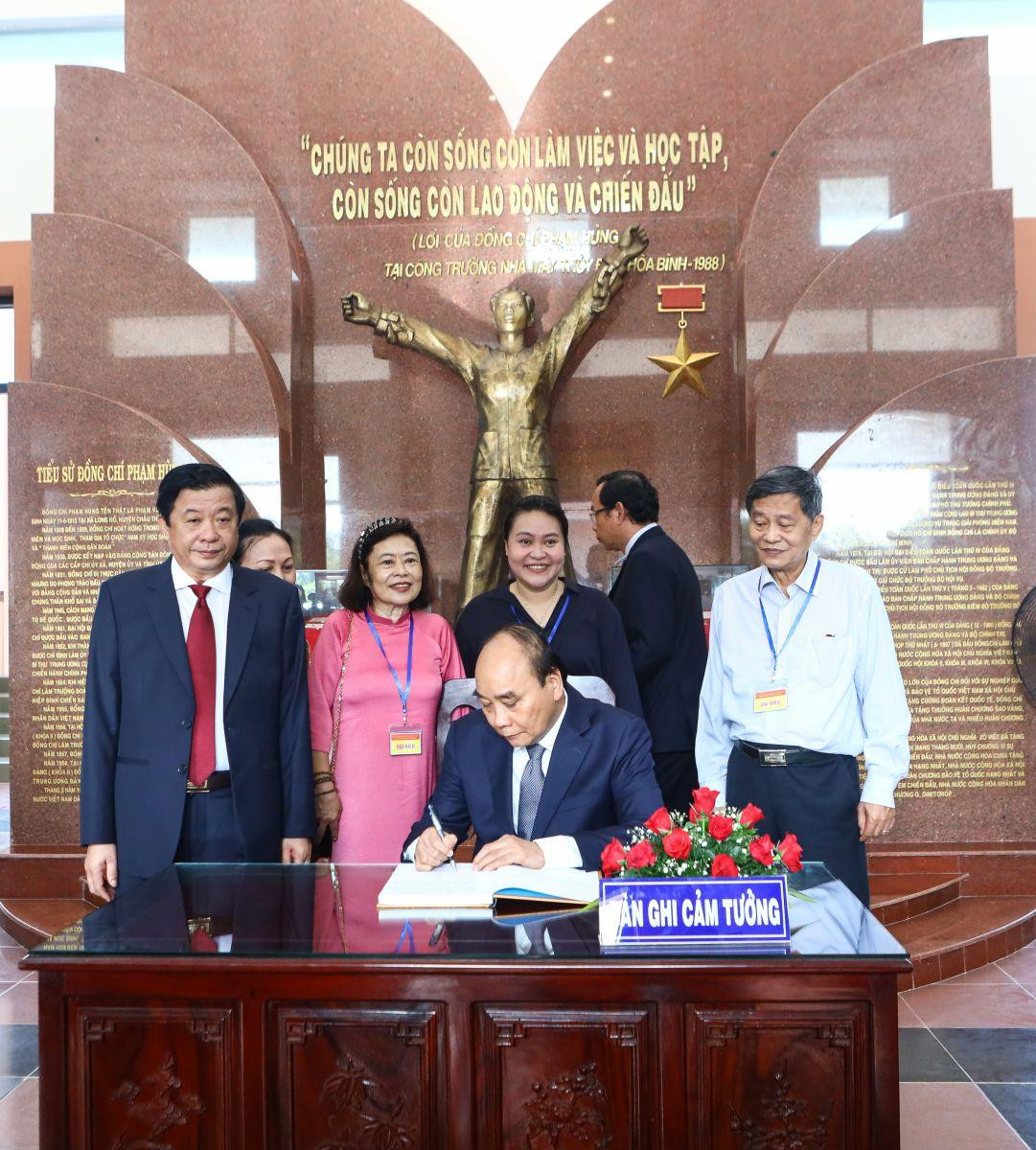 Chủ tịch nước Nguyễn Xuân Phúc viết sổ lưu niệm.