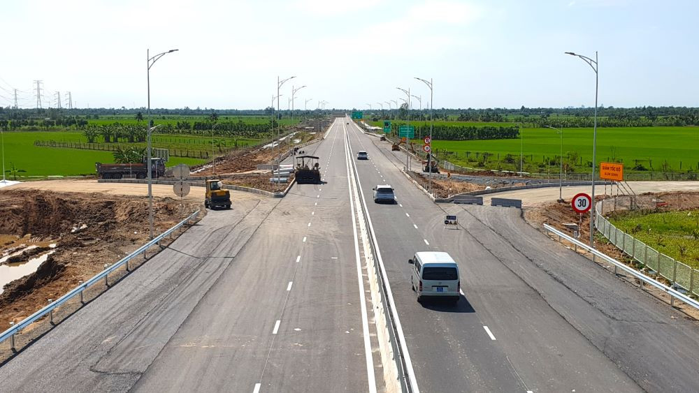 Phương tiện lưu thông trên cao tốc Mỹ Thuận - Cần Thơ đoạn qua xã Nguyễn Văn Thảnh, huyện Bình Tân, tỉnh Vĩnh Long. Phương tiện lưu thông trên cao tốc Mỹ Thuận - Cần Thơ đoạn qua xã Nguyễn Văn Thảnh, huyện Bình Tân, tỉnh Vĩnh Long.