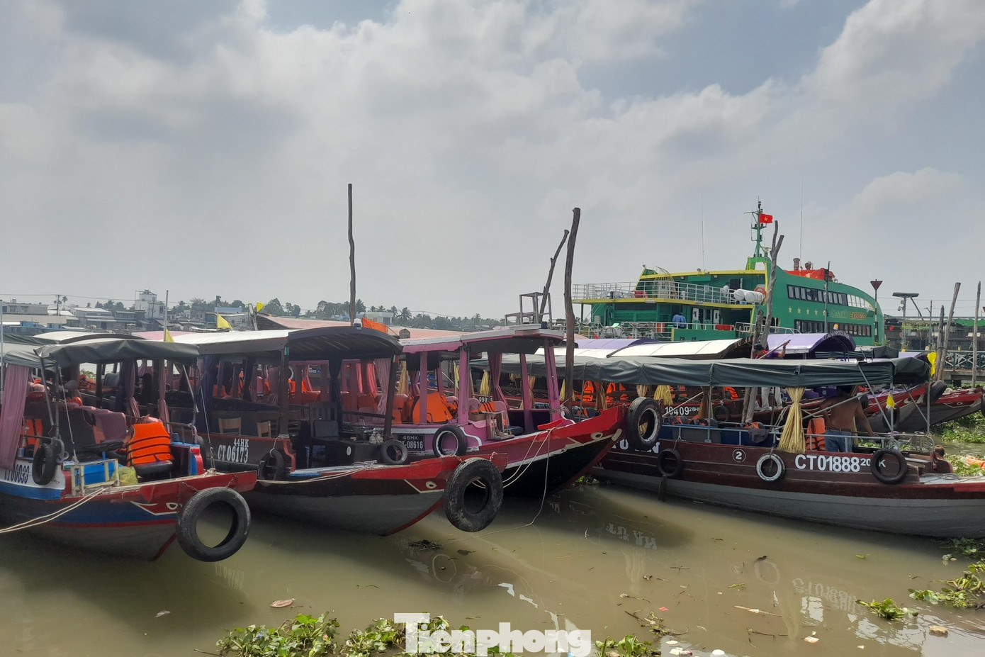 Tàu du lịch đậu tại bến Ninh Kiều. Tàu du lịch đậu tại bến Ninh Kiều.