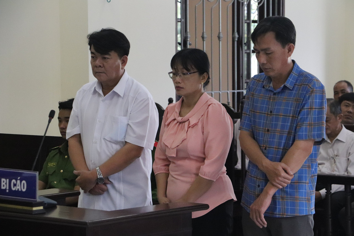 Các bị cáo tại tòa (từ trái qua: Lành, Đoan, Đẳng). Các bị cáo tại tòa (từ trái qua: Lành, Đoan, Đẳng).