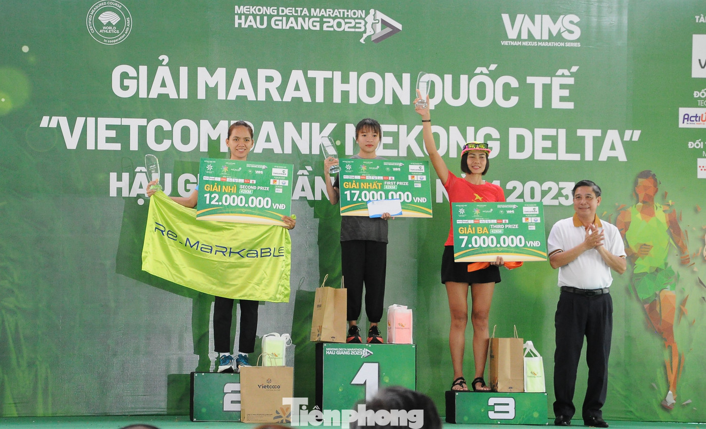 Ba VĐV xuất sắc nhất cự ly 42km nữ.