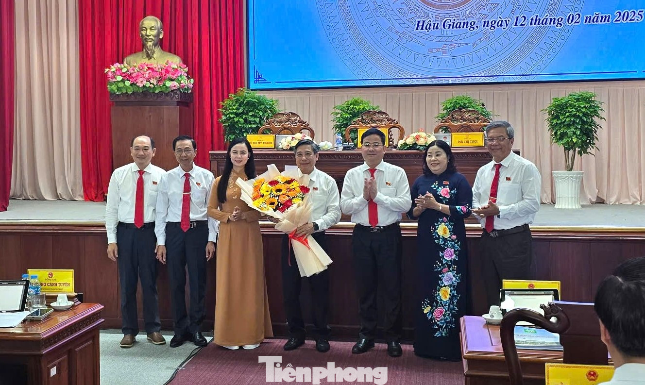 Ông Đồng Văn Thanh (giữa) được bầu giữ chức Chủ tịch HĐND tỉnh Hậu Giang nhiệm kỳ 2021-2026. Ảnh: CK Ông Đồng Văn Thanh (giữa) được bầu giữ chức Chủ tịch HĐND tỉnh Hậu Giang nhiệm kỳ 2021-2026. Ảnh: CK