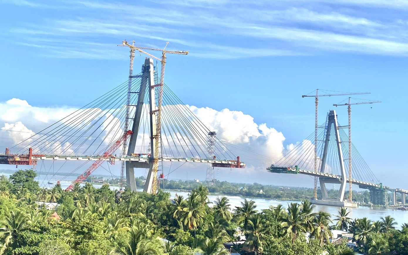 Ngày 28/7, đại diện Ban Quản lý dự án 7, Bộ GTVT (đại diện chủ đầu tư) cho biết, tiến độ thi công dự án cầu Mỹ Thuận 2 đến nay đã đạt 86%. Trong ảnh: Cầu Mỹ Thuận 2 đang dần thành hình.