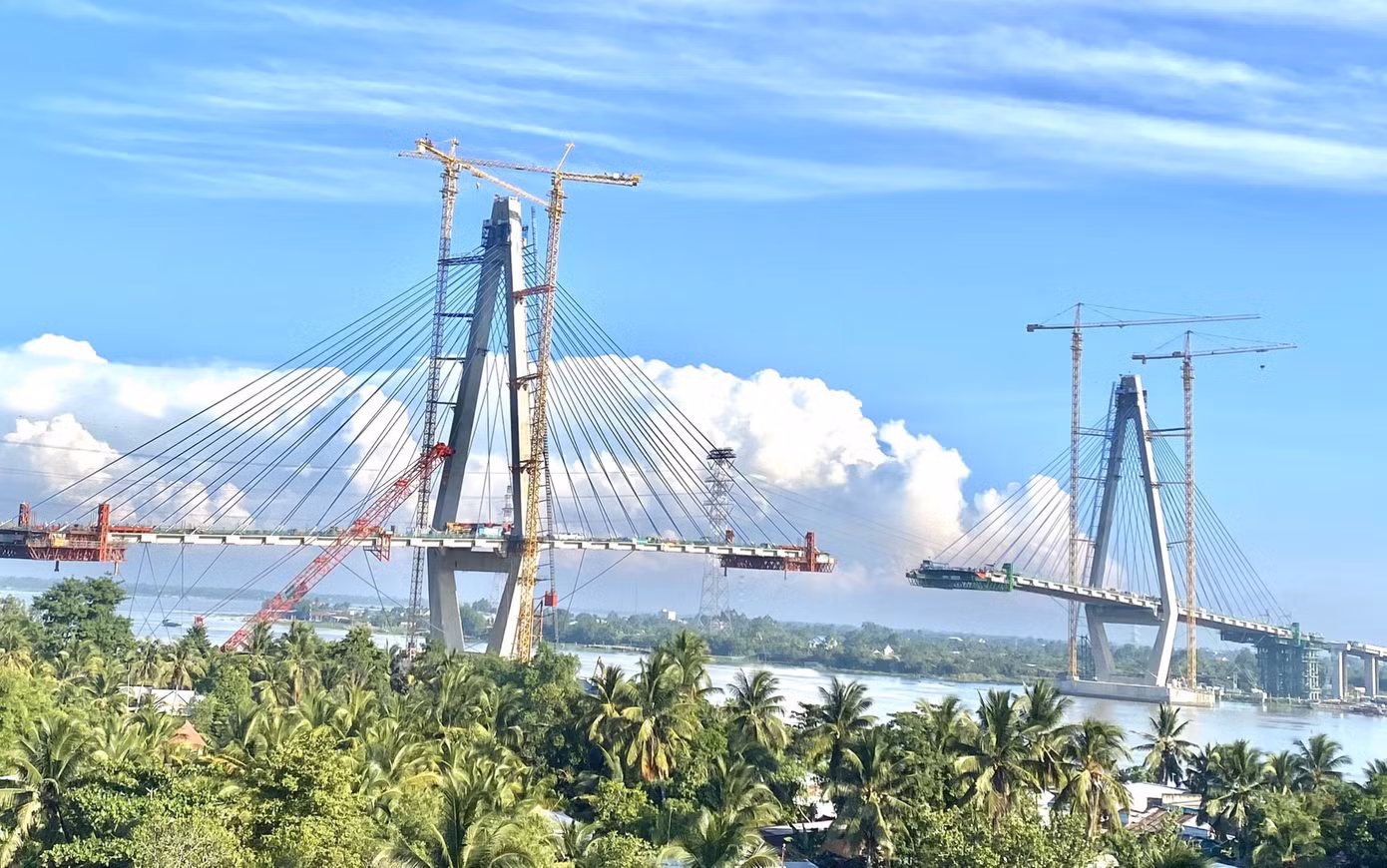 Ngày 28/7, đại diện Ban Quản lý dự án 7, Bộ GTVT (đại diện chủ đầu tư) cho biết, tiến độ thi công dự án cầu Mỹ Thuận 2 đến nay đã đạt 86%. Trong ảnh: Cầu Mỹ Thuận 2 đang dần thành hình.