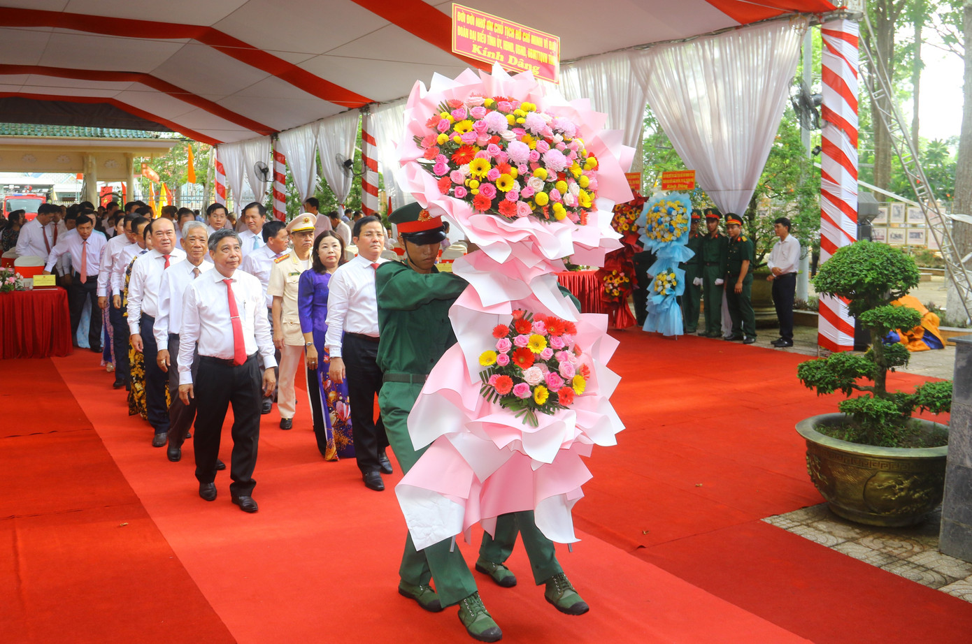 Đoàn đại biểu Tỉnh ủy, HĐND, UBND, Ủy ban MTTQ Việt Nam tỉnh Hậu Giang dâng hoa, dâng hương tại Đền thờ Bác Hồ. Đoàn đại biểu Tỉnh ủy, HĐND, UBND, Ủy ban MTTQ Việt Nam tỉnh Hậu Giang dâng hoa, dâng hương tại Đền thờ Bác Hồ.