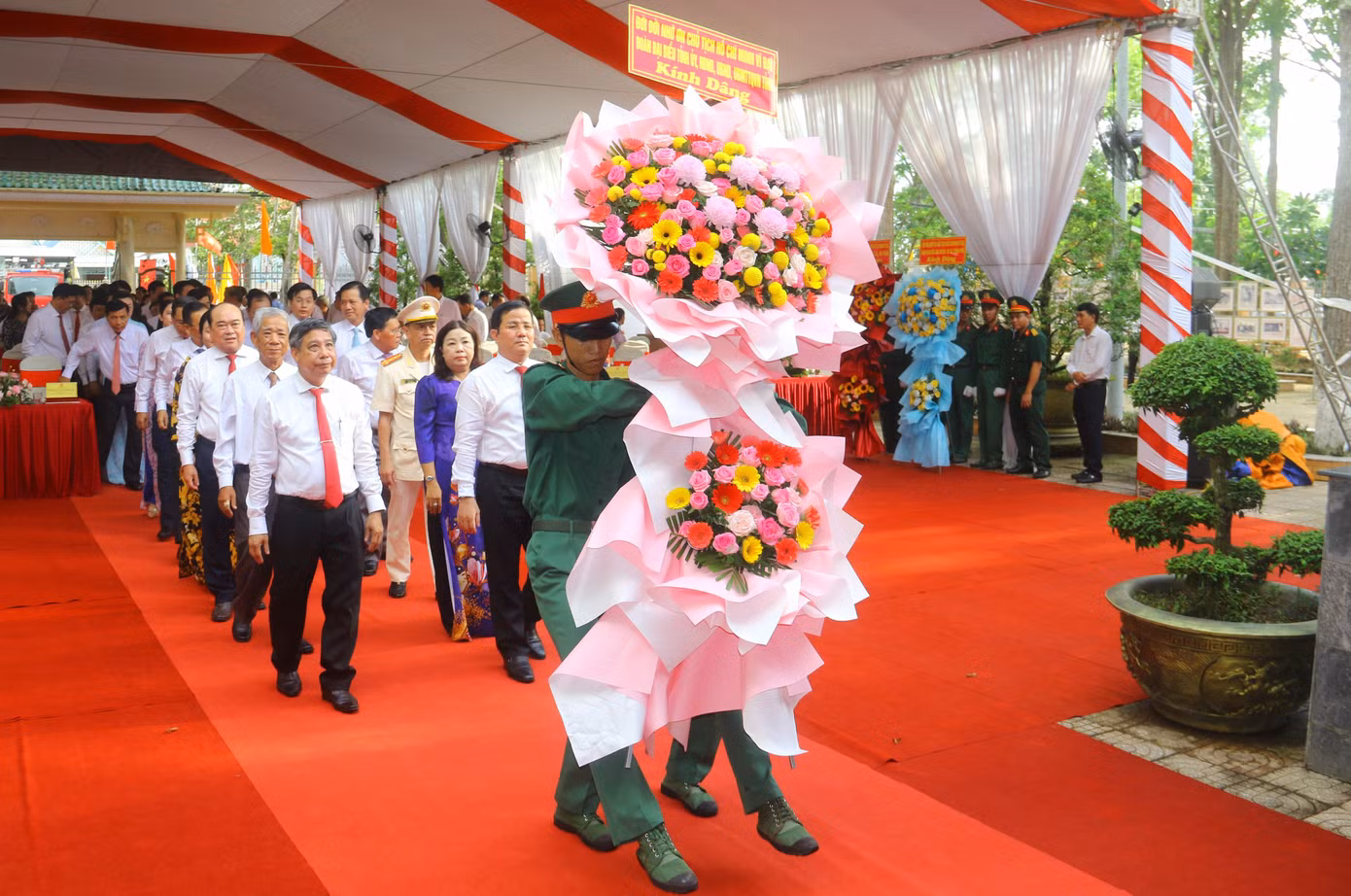 Đoàn đại biểu Tỉnh ủy, HĐND, UBND, Ủy ban MTTQ Việt Nam tỉnh Hậu Giang dâng hoa, dâng hương tại Đền thờ Bác Hồ.