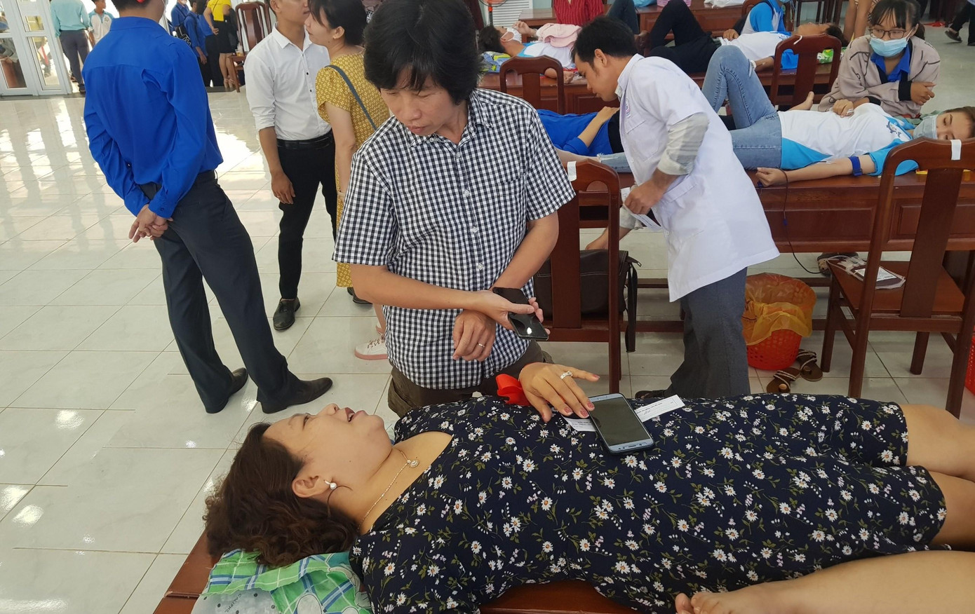 Chị Phạm Thị Hồng Như - Trưởng phòng Tổ chức cán bộ, ĐH Kiên Giang hiến máu.