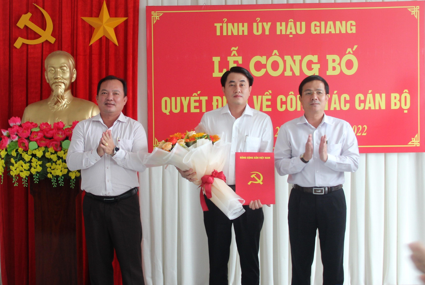 Phó Bí thư Thường trực Tỉnh ủy Trần Văn Huyến (phải) cùng Phó Chủ tịch UBND tỉnh Nguyễn Văn Hòa trao quyết định và chúc mừng ông Huỳnh Thanh Phong. Phó Bí thư Thường trực Tỉnh ủy Trần Văn Huyến (phải) cùng Phó Chủ tịch UBND tỉnh Nguyễn Văn Hòa trao quyết định và chúc mừng ông Huỳnh Thanh Phong.