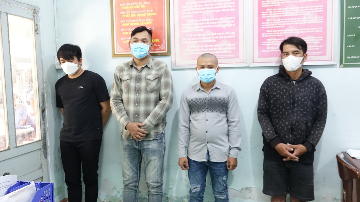 Bốn bị can tại cơ quan công an.