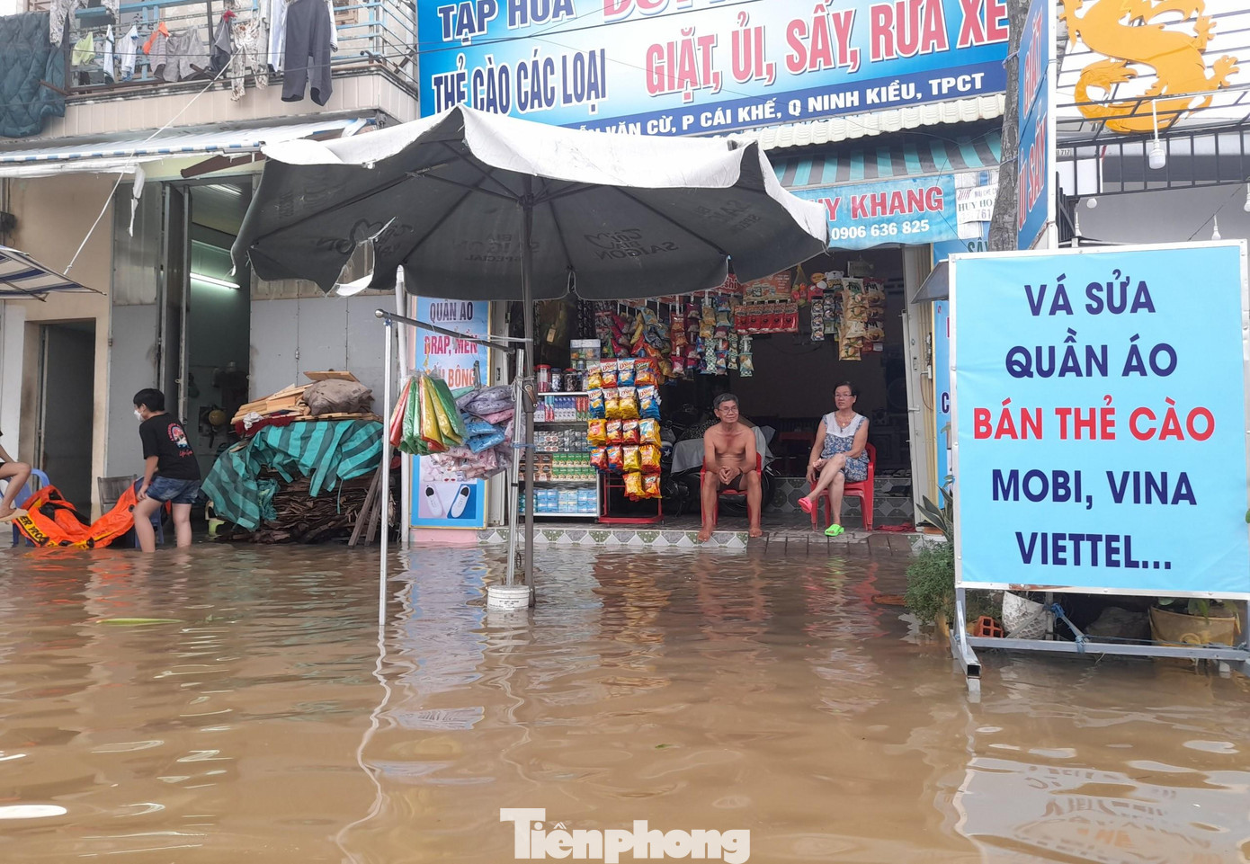 Cuộc sống của người dân bị đảo lộn vì triều cường. Cuộc sống của người dân bị đảo lộn vì triều cường.