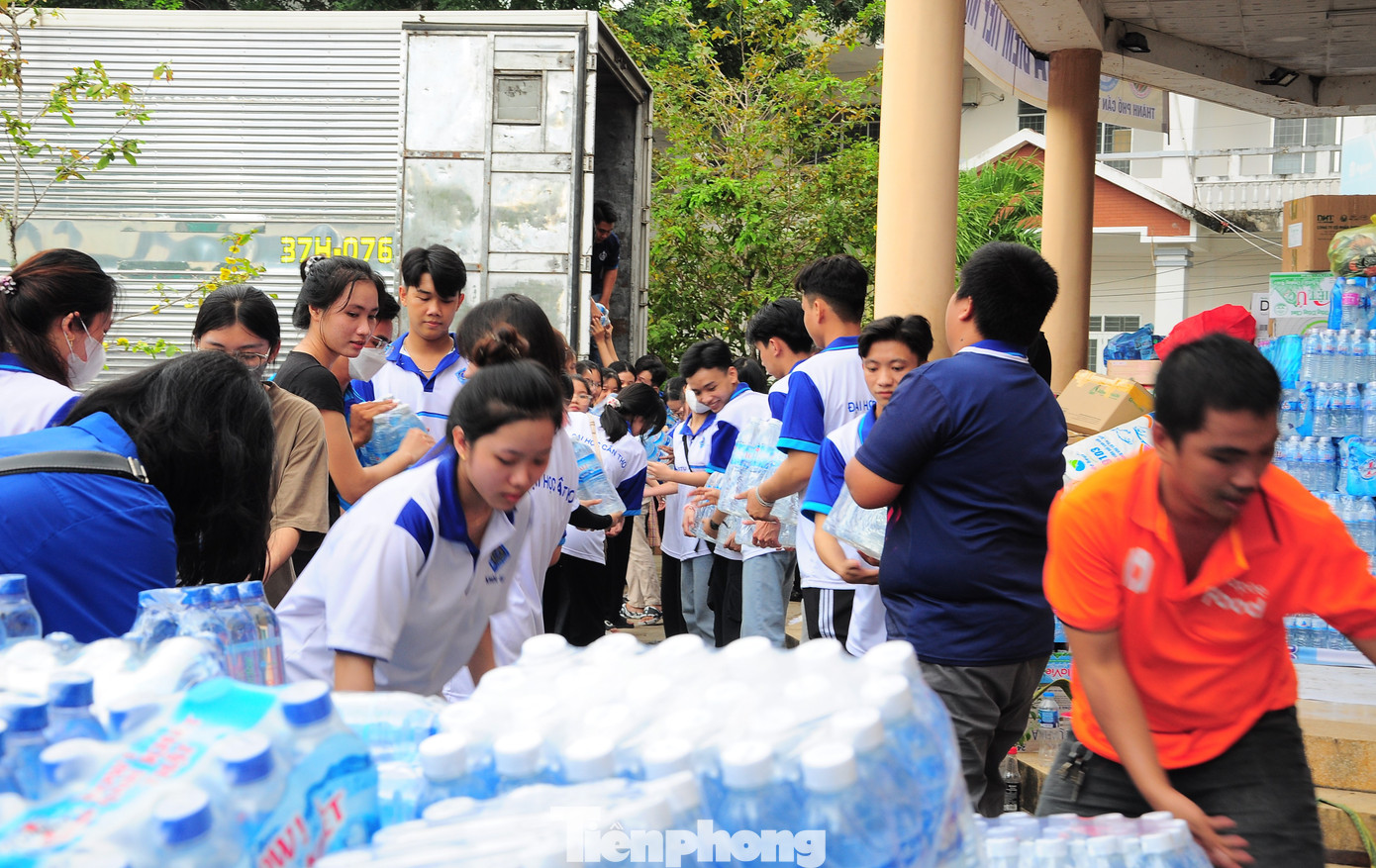 Chương trình thu hút đông đảo các bạn trẻ tham gia. Chương trình thu hút đông đảo các bạn trẻ tham gia.