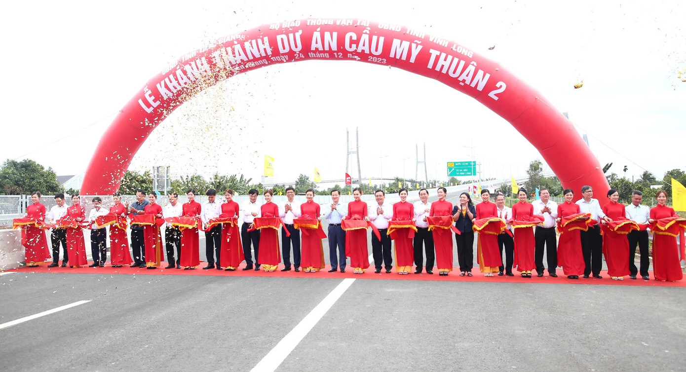 Phó Thủ tướng Lê Minh Khái cùng đại biểu cắt băng khánh thành cầu Mỹ Thuận 2. Phó Thủ tướng Lê Minh Khái cùng đại biểu cắt băng khánh thành cầu Mỹ Thuận 2.