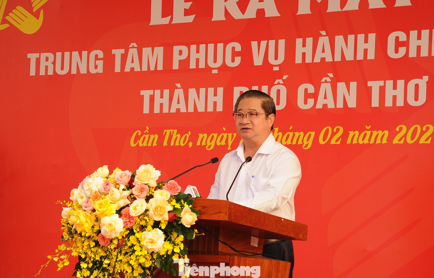 Chủ tịch UBND thành phố Cần Thơ Trần Việt Trường phát biểu tại lễ ra mắt. Ảnh: CK