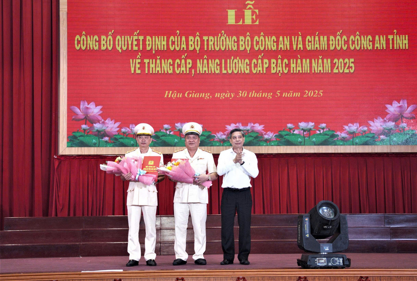 Bí thư Tỉnh ủy Hậu Giang trao quyết định cho Giám đốc và Phó Giám đốc Công an tỉnh. Bí thư Tỉnh ủy Hậu Giang trao quyết định cho Giám đốc và Phó Giám đốc Công an tỉnh.