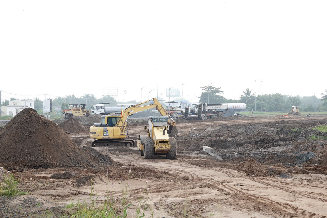 Theo Ban Quản lý dự án Mỹ Thuận (chủ đầu tư), một trong những khó khăn lớn nhất của dự án là thiếu nguồn vật liệu cát.