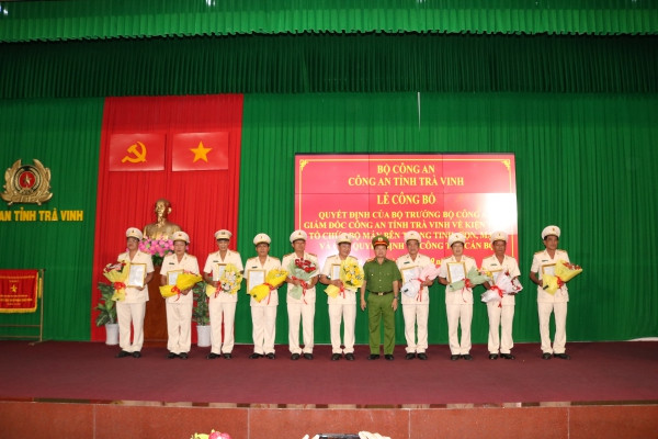 Lãnh đạo Công an tỉnh Trà Vinh trao quyết định cho các đơn vị theo đề án của Bộ Công an. Ảnh: Phạm Hơn.