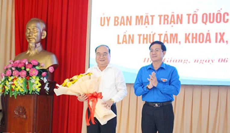 Ông Trần Văn Huyến (phải) chúc mừng ông Trần Văn Chính. Ông Trần Văn Huyến (phải) chúc mừng ông Trần Văn Chính.