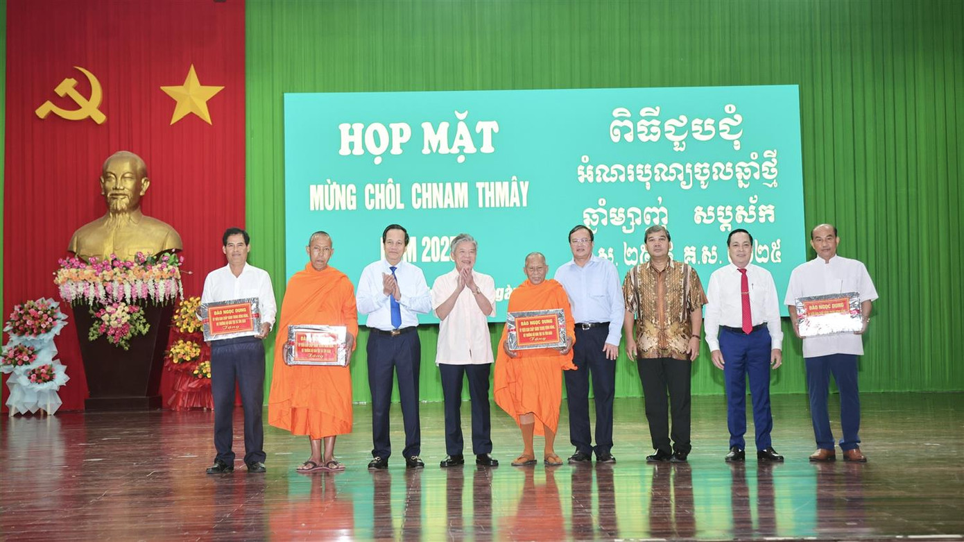 Bộ trưởng Đào Ngọc Dung cùng lãnh đạo tỉnh Trà Vinh tặng quà cho các tập thể. Ảnh: Quốc Bình Bộ trưởng Đào Ngọc Dung cùng lãnh đạo tỉnh Trà Vinh tặng quà cho các tập thể. Ảnh: Quốc Bình