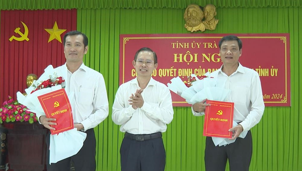 Lãnh đạo Ban Tổ chức Tỉnh ủy Trà Vinh trao quyết định cho ông Nguyễn Văn Nhủ (bìa trái) và ông Nguyễn Văn Tâm. Ảnh: Hân Hiền Lãnh đạo Ban Tổ chức Tỉnh ủy Trà Vinh trao quyết định cho ông Nguyễn Văn Nhủ (bìa trái) và ông Nguyễn Văn Tâm. Ảnh: Hân Hiền