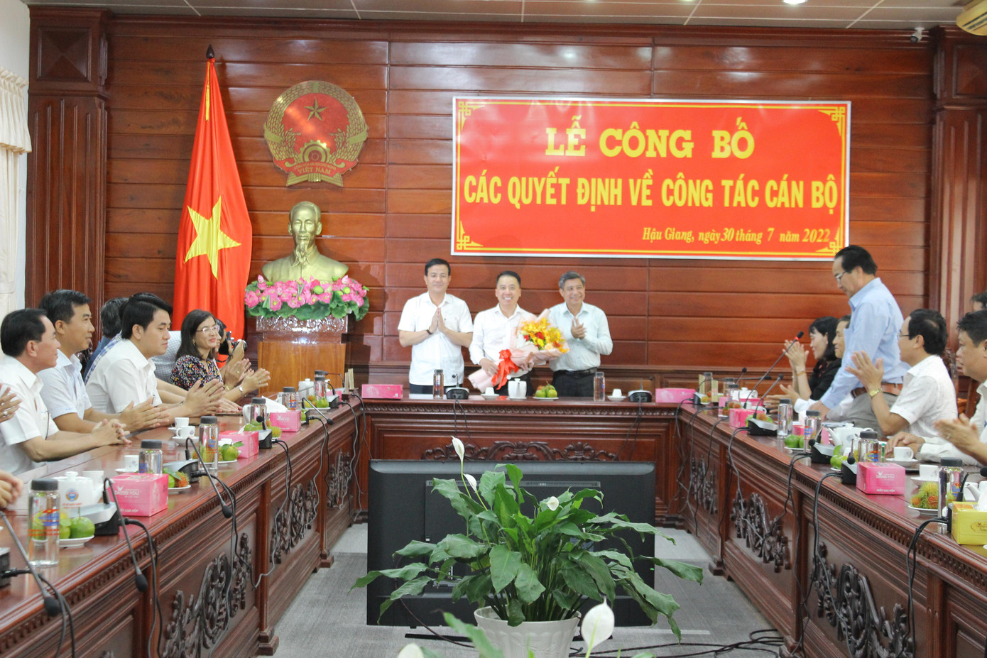 Lãnh đạo tỉnh Hậu Giang chúc mừng ông Lã Hoàng Trung.