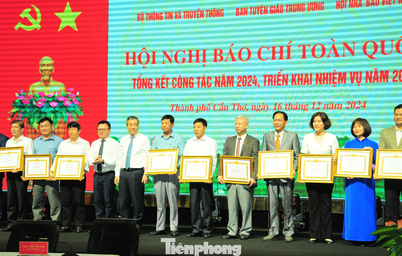 Đại diện Báo Tiền Phong cùng các cơ quan báo chí nhận Bằng khen của Ban Tuyên giáo Trung ương vì có thành tích xuất sắc trong công tác báo chí năm 2024. Ảnh: CK Đại diện Báo Tiền Phong cùng các cơ quan báo chí nhận Bằng khen của Ban Tuyên giáo Trung ương vì có thành tích xuất sắc trong công tác báo chí năm 2024. Ảnh: CK