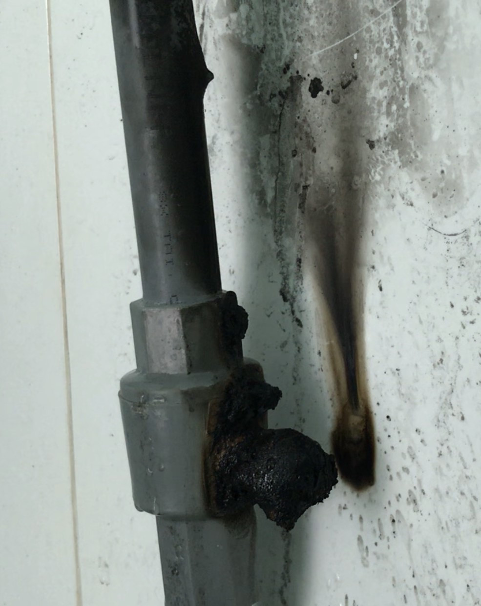 Đồ đạc trong nhà được loan báo là "tự bốc cháy". Đồ đạc trong nhà được loan báo là "tự bốc cháy".