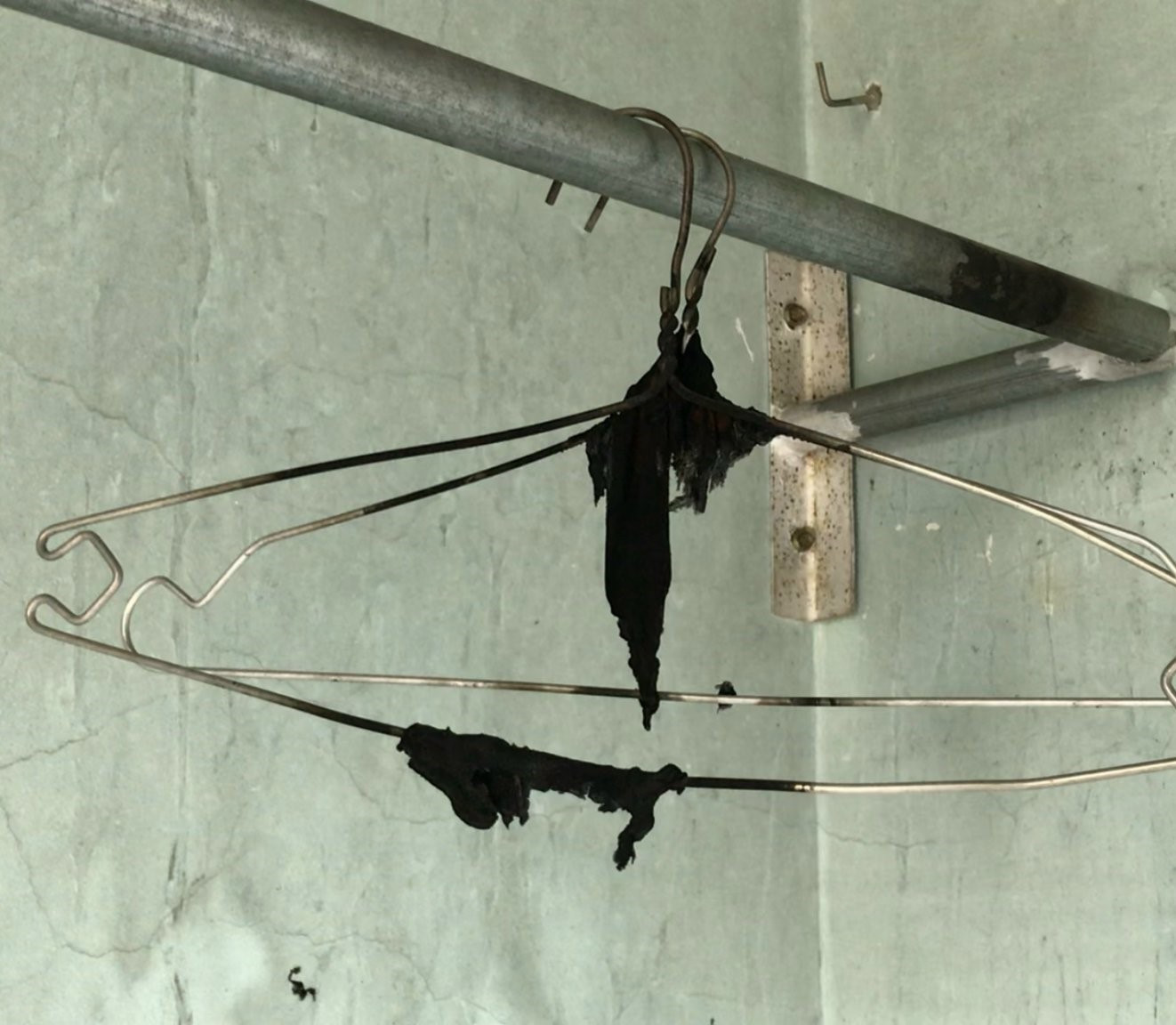 Đồ đạc trong nhà được loan báo là "tự bốc cháy". Đồ đạc trong nhà được loan báo là "tự bốc cháy".