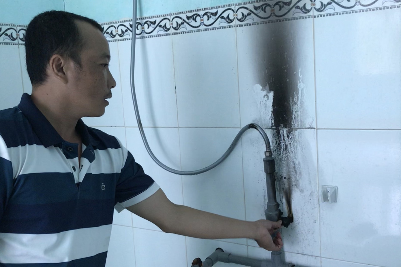 Anh Nguyễn Văn Mừng bên đồ dùng bị cháy. Anh Nguyễn Văn Mừng bên đồ dùng bị cháy.