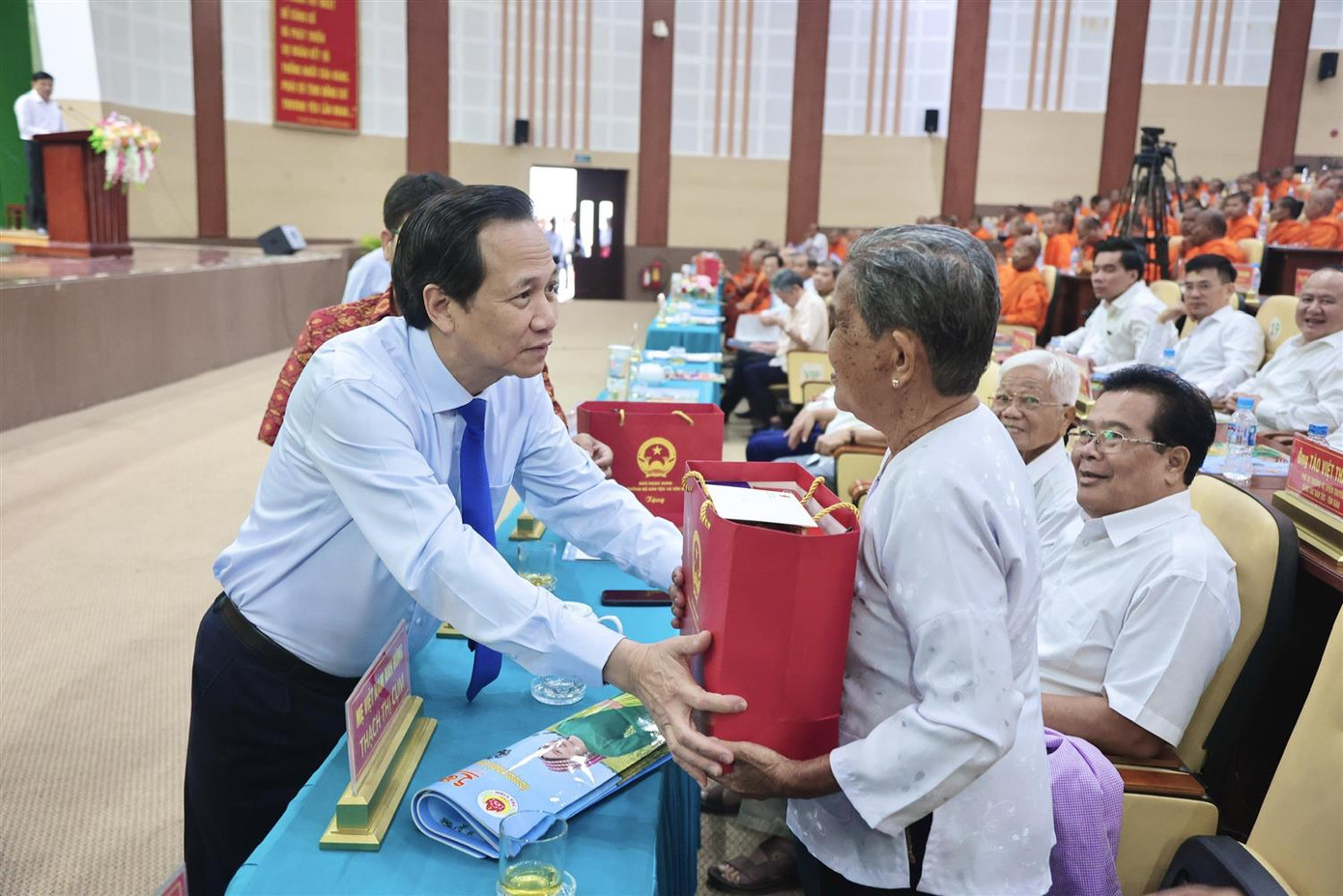 Bộ trưởng Đào Ngọc Dung tặng quà cho các chư tăng, Mẹ Việt Nam anh hùng. Ảnh: Quốc Bình Bộ trưởng Đào Ngọc Dung tặng quà cho các chư tăng, Mẹ Việt Nam anh hùng. Ảnh: Quốc Bình