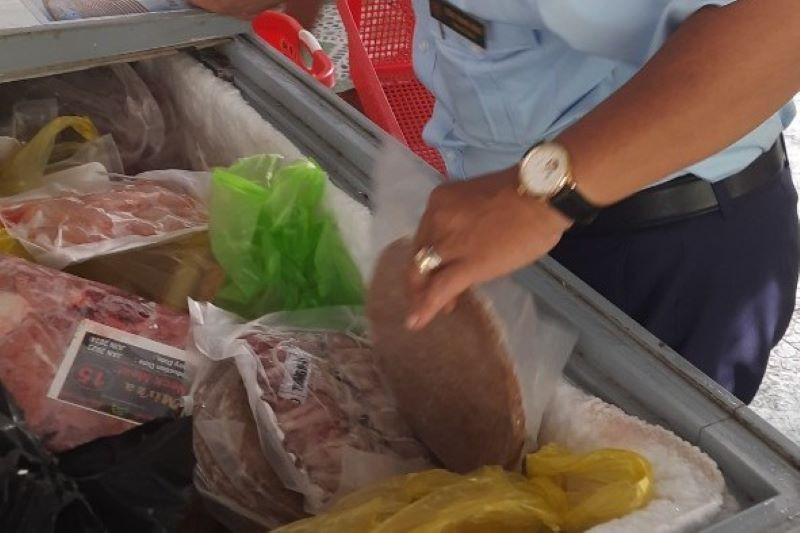 Hàng hóa phát hiện là thực phẩm đông lạnh nhập lậu. Hàng hóa phát hiện là thực phẩm đông lạnh nhập lậu.