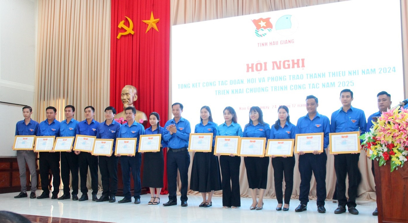 Hội LHTN Việt Nam tỉnh Hậu Giang tặng bằng khen cho các tập thể có thành tích xuất sắc năm 2024. Hội LHTN Việt Nam tỉnh Hậu Giang tặng bằng khen cho các tập thể có thành tích xuất sắc năm 2024.