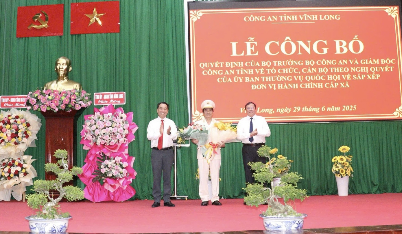 Ông Lữ Quang Ngời - Chủ tịch UBND tỉnh Vĩnh Long (trái) và ông Lê Văn Hẳn - Chủ tịch UBND tỉnh Trà Vinh chúc mừng Đại tá Nguyễn Thanh Hải. Ông Lữ Quang Ngời - Chủ tịch UBND tỉnh Vĩnh Long (trái) và ông Lê Văn Hẳn - Chủ tịch UBND tỉnh Trà Vinh chúc mừng Đại tá Nguyễn Thanh Hải.