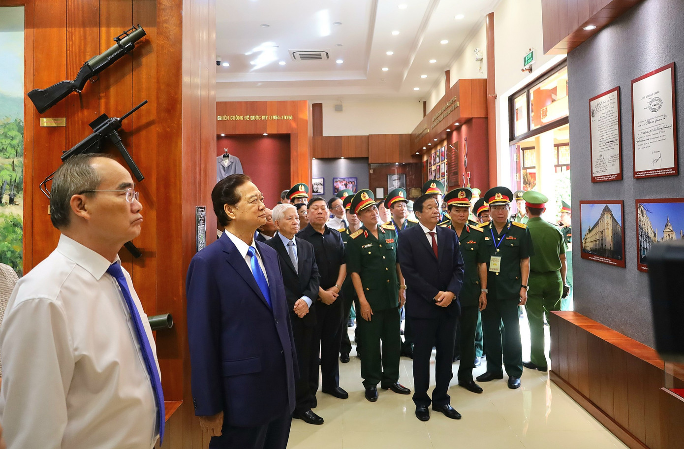 Trước lễ kỷ niệm, các đại biểu tham quan Khu lưu niệm Giáo sư, Viện sĩ, Thiếu tướng, Anh hùng Lao động Trần Đại Nghĩa. Ảnh: Cảnh Kỳ.