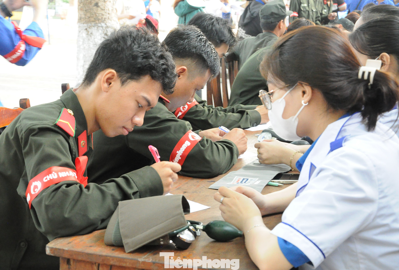 Rất đông các bạn trẻ, cán bộ chiến sĩ có mặt từ sớm đăng ký hiến máu. Rất đông các bạn trẻ, cán bộ chiến sĩ có mặt từ sớm đăng ký hiến máu.