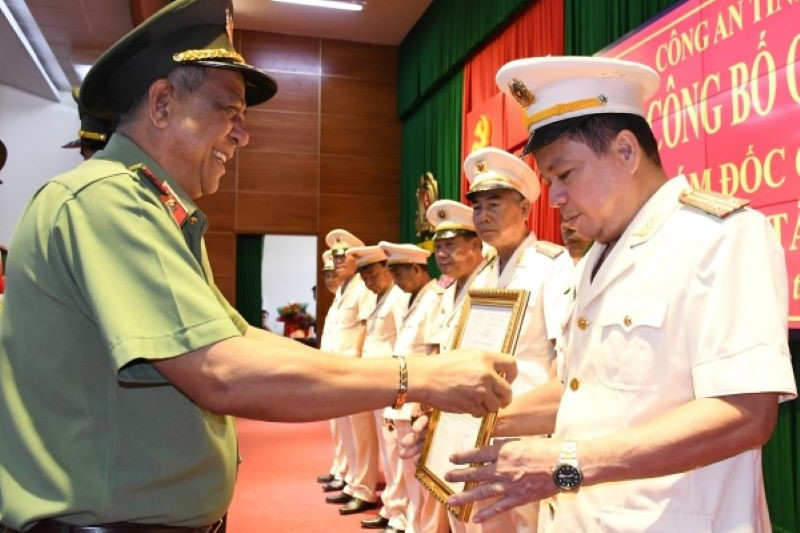 Thiếu tướng Kiên Rịnh - Phó Giám đốc Công an tỉnh Trà Vinh trao quyết định cho các cán bộ Công an tỉnh. Ảnh: Đạt Nhân Thiếu tướng Kiên Rịnh - Phó Giám đốc Công an tỉnh Trà Vinh trao quyết định cho các cán bộ Công an tỉnh. Ảnh: Đạt Nhân