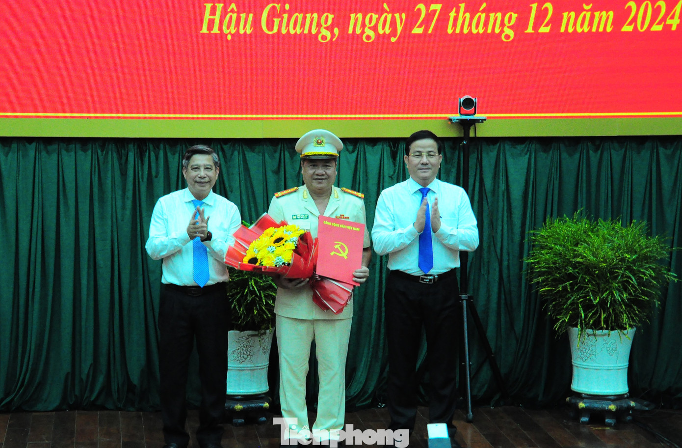 Lãnh đạo tỉnh Hậu Giang trao quyết định cho Đại tá Nguyễn Thanh Tràng. Ảnh: CK Lãnh đạo tỉnh Hậu Giang trao quyết định cho Đại tá Nguyễn Thanh Tràng. Ảnh: CK