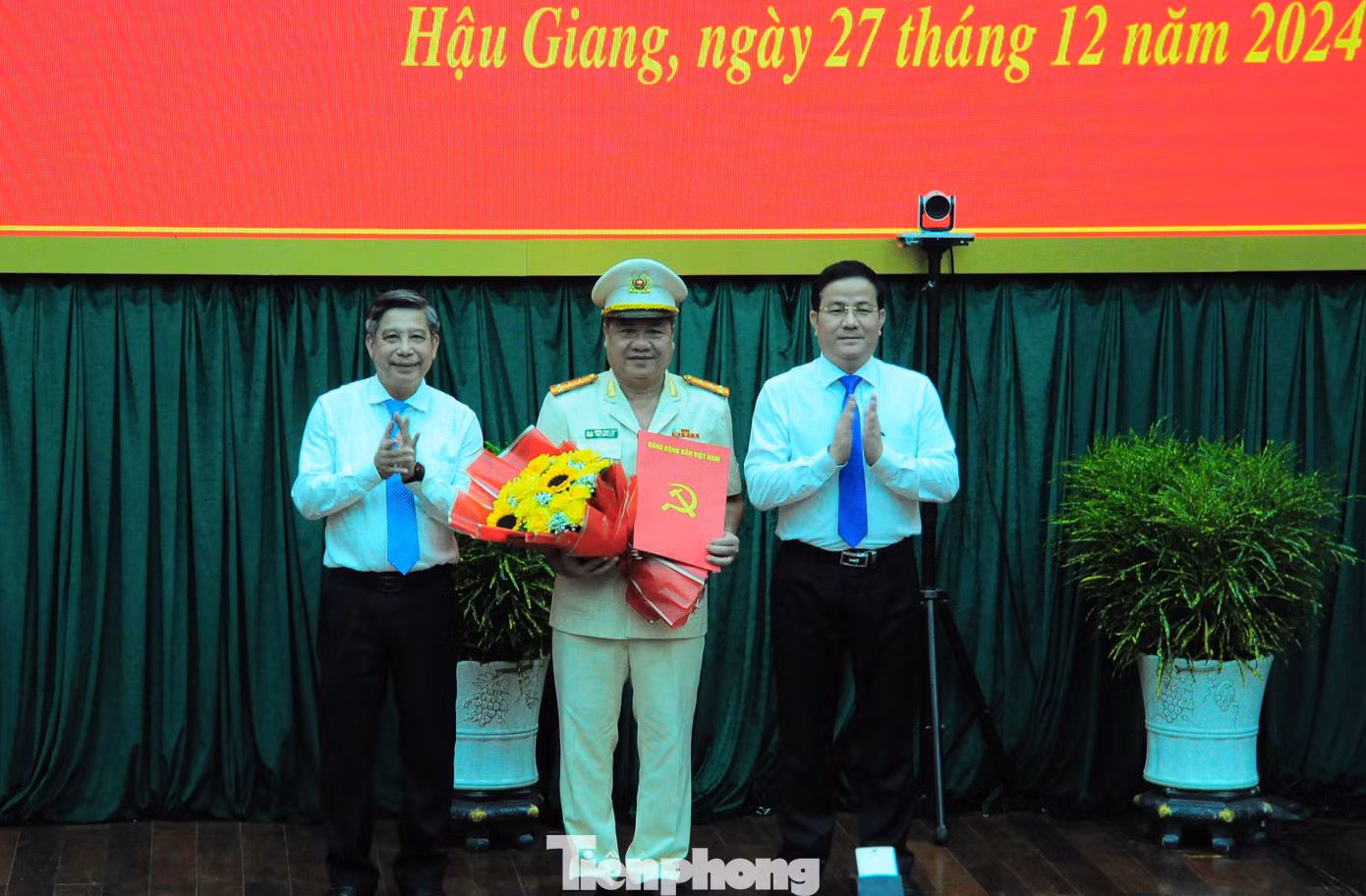 Lãnh đạo tỉnh Hậu Giang trao quyết định cho Đại tá Nguyễn Thanh Tràng. Ảnh: CK Lãnh đạo tỉnh Hậu Giang trao quyết định cho Đại tá Nguyễn Thanh Tràng. Ảnh: CK