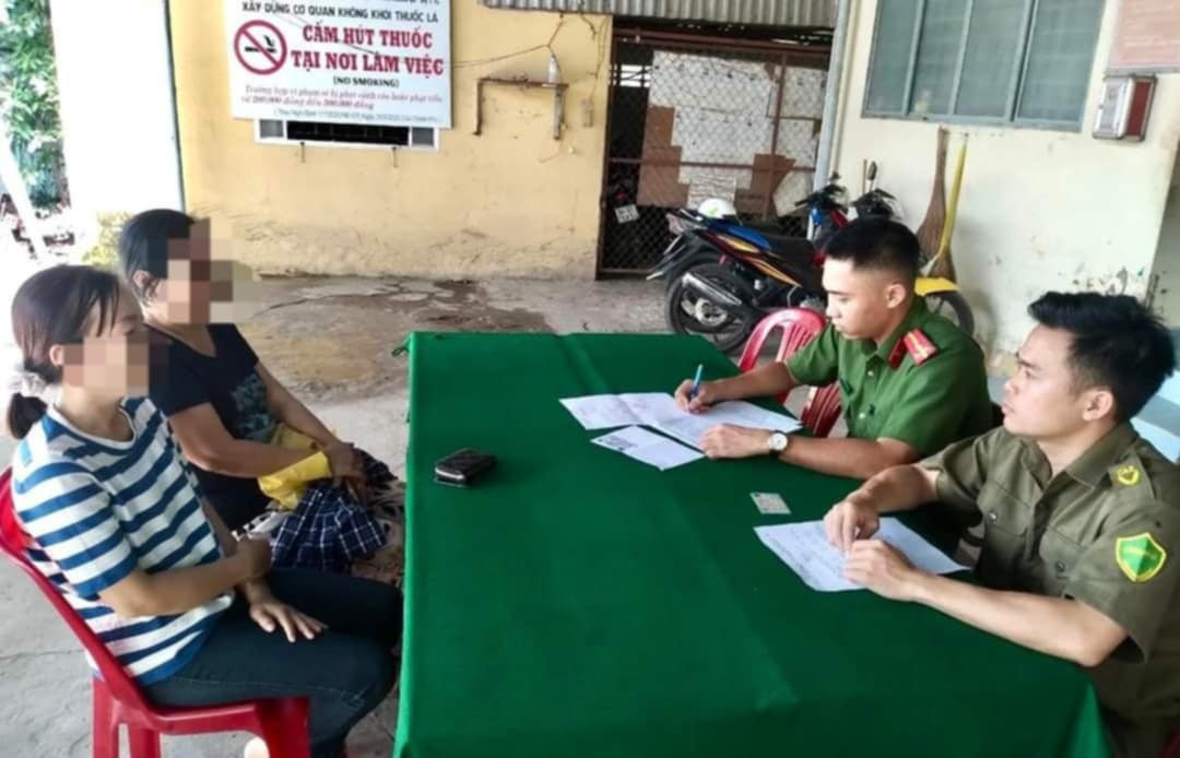 Cô giáo T (áo sọc) và người chuyển nhầm tiền đến công an làm thủ tục để chuyển lại số tiền 100 triệu đồng. Cô giáo T (áo sọc) và người chuyển nhầm tiền đến công an làm thủ tục để chuyển lại số tiền 100 triệu đồng.