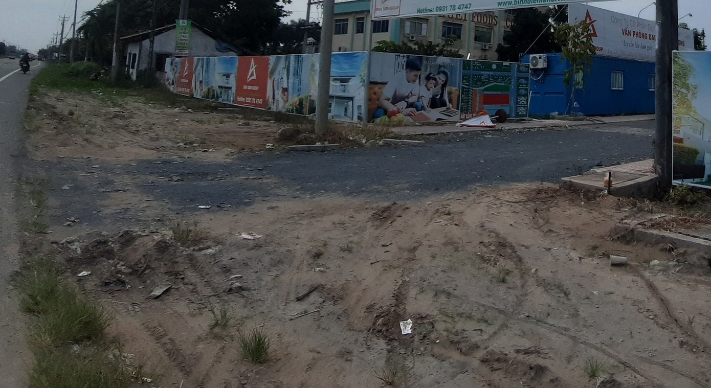 Khu đất nằm cạnh Quốc lộ 1, một dự án khu dân cư tự phát mọc lên. Khu đất nằm cạnh Quốc lộ 1, một dự án khu dân cư tự phát mọc lên.