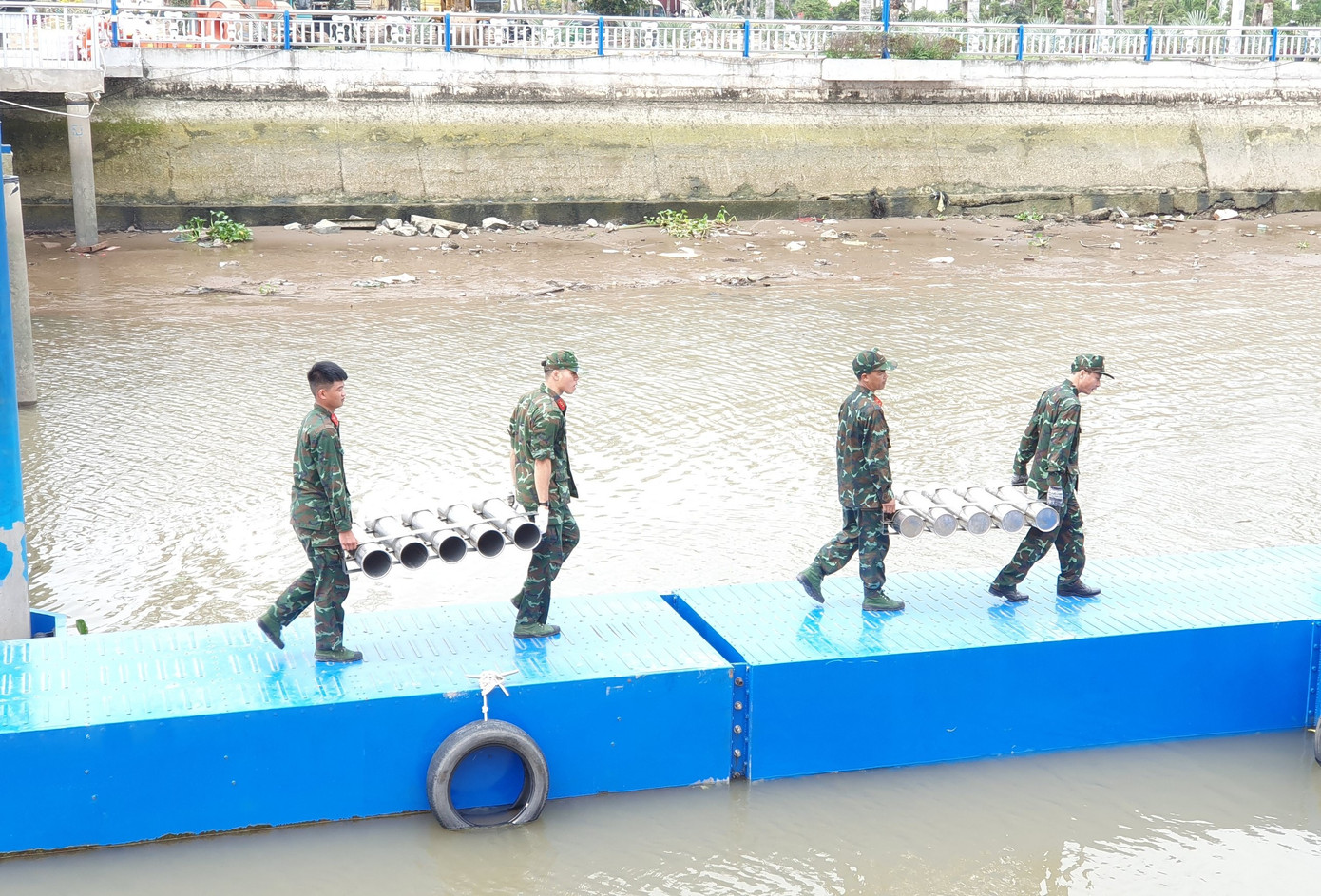 Những lốc họng pháo được vận chuyển xuống sà lan.