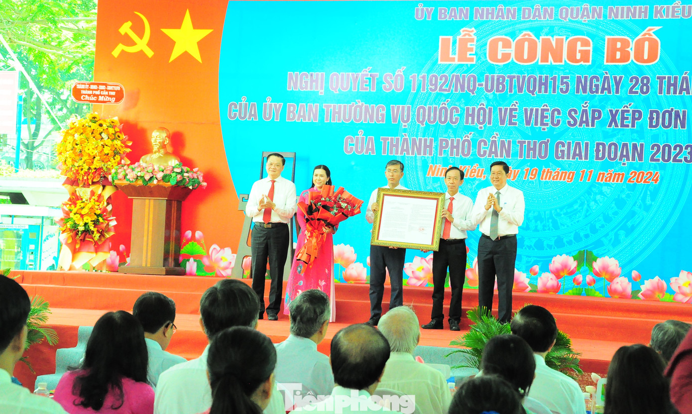 Lãnh đạo thành phố Cần Thơ trao nghị quyết sắp xếp 4 phường thuộc quận Ninh Kiều. Ảnh: CK Lãnh đạo thành phố Cần Thơ trao nghị quyết sắp xếp 4 phường thuộc quận Ninh Kiều. Ảnh: CK