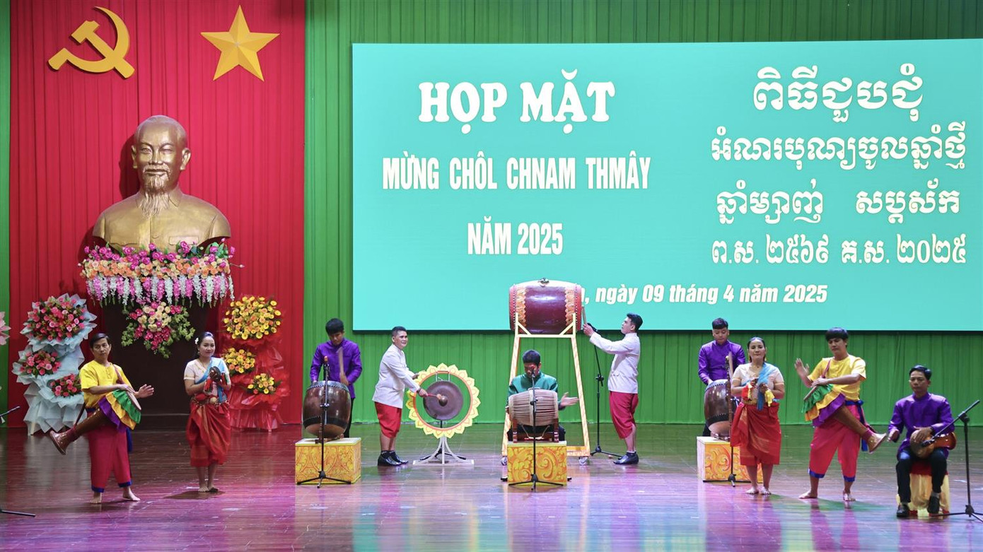 Văn nghệ chào mừng. Ảnh: Quốc Bình Văn nghệ chào mừng. Ảnh: Quốc Bình