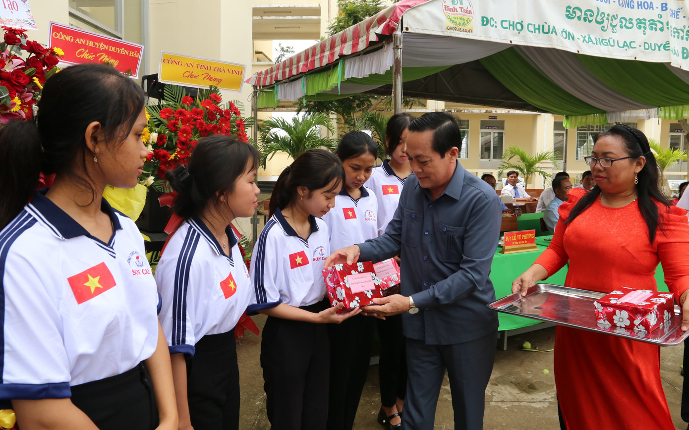 Phó Bí thư Tỉnh ủy Trà Vinh Lâm Minh Đằng tặng vở cho học sinh.